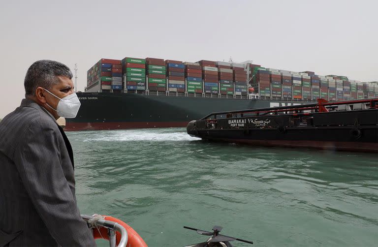 Barco encallado en el Canal de Suez