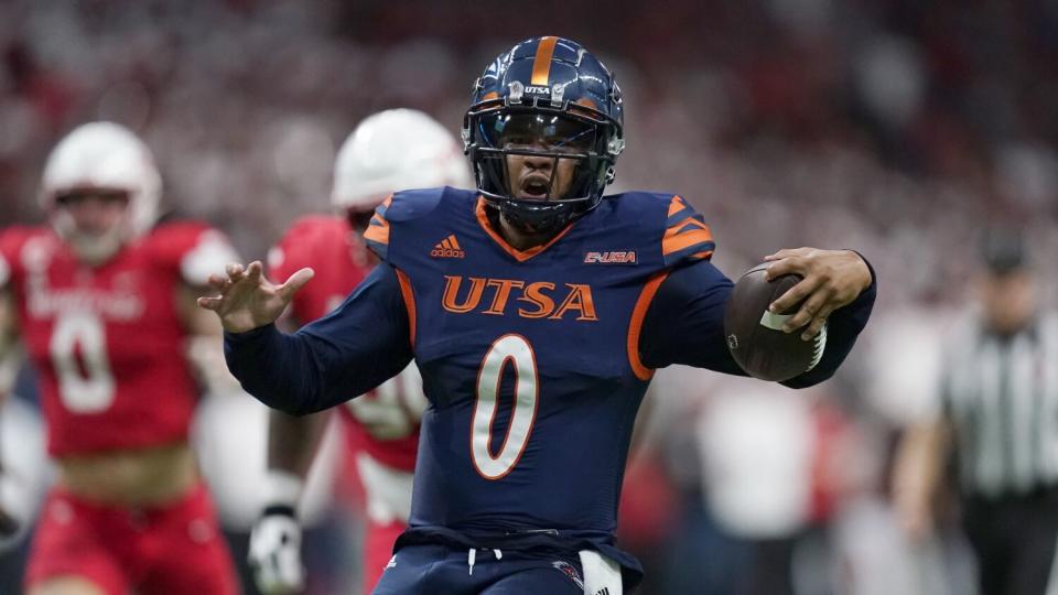 UTSA quarterback Frank Harris runs for a touchdown against Houston on Sept. 3.