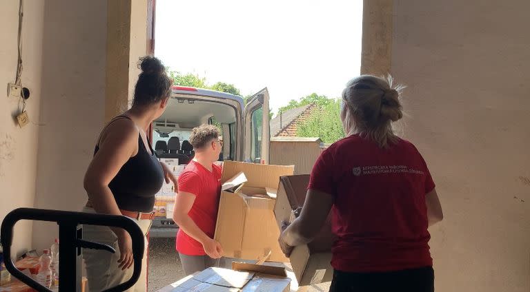 Voluntarios de la orden de Malta distribuyen donaciones por los pueblos de Ucrania Occidental