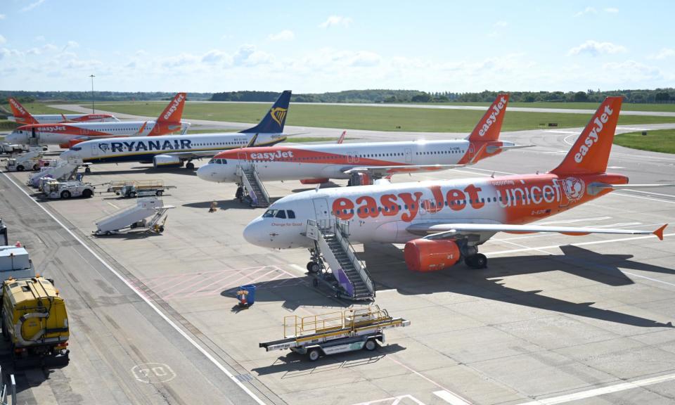 <span>Ryanair emitted 13.5% more CO2 in 2023 and easyJet was up by 4.8%.</span><span>Photograph: Neil Hall/EPA</span>