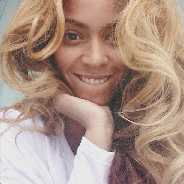 <p>Beyoncé zeigt sich vielleicht nicht ohne Make-up auf dem roten Teppich, aber die Sängerin scheut sich nicht, für das ein oder andere Instagram-Selfie einen Bogen um Kosmetik zu machen.<em> [Bild: Instagram @beyonce]</em> </p>