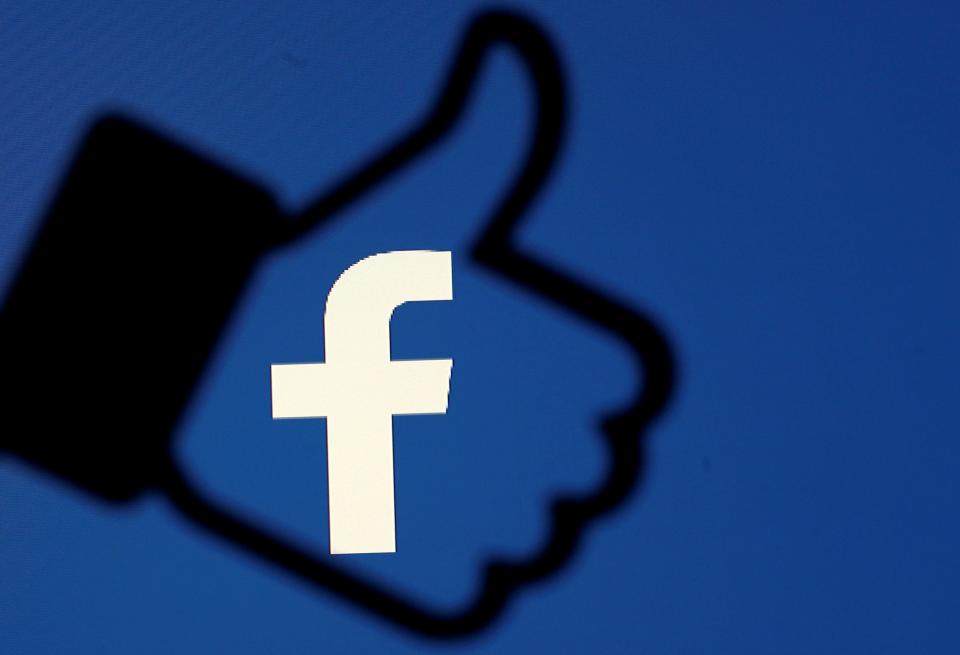 Filefoto: Ein 3D-Facebook-Like-Button und das Facebooklogo – diese Illustration stammt vom 25. Oktober 2017. REUTERS/Dado Ruvic/Illustration/File Photo