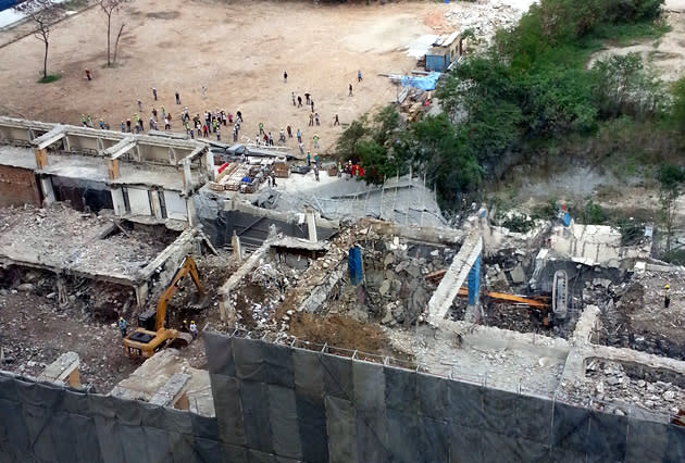 Part of the former UIC Building at 5 Shenton Way collapsed at about 4:40pm on Thursday. (Photo courtesy of Debbie Pereira)