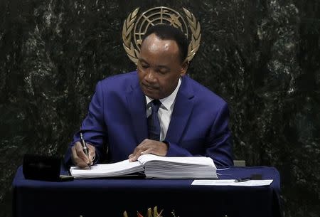Niger President Mahamadou Issoufou signs the Paris Agreement on climate change at the United Nations Headquarters in Manhattan, New York, U.S., April 22, 2016. REUTERS/Mike Segar