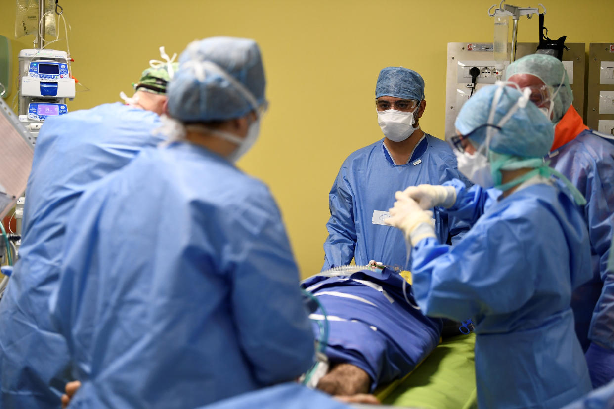 Behandlung eines COVID-19-Patienten in einer Klinik in Mailand (Bild: Reuters/Flavio Lo Scalzo)