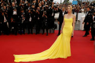 Dicen que el amarillo da mala suerte, pero Theron nos demostró en el festival de Cannes de 2015 que no es una mujer supersticiosa. La sudafricana desfiló por la alfombra roja con un llamativo vestido de Dior en la presentación de 'Mad Max: Furia en la carretera' (2015). (Foto: John Rasimus / Getty Images)