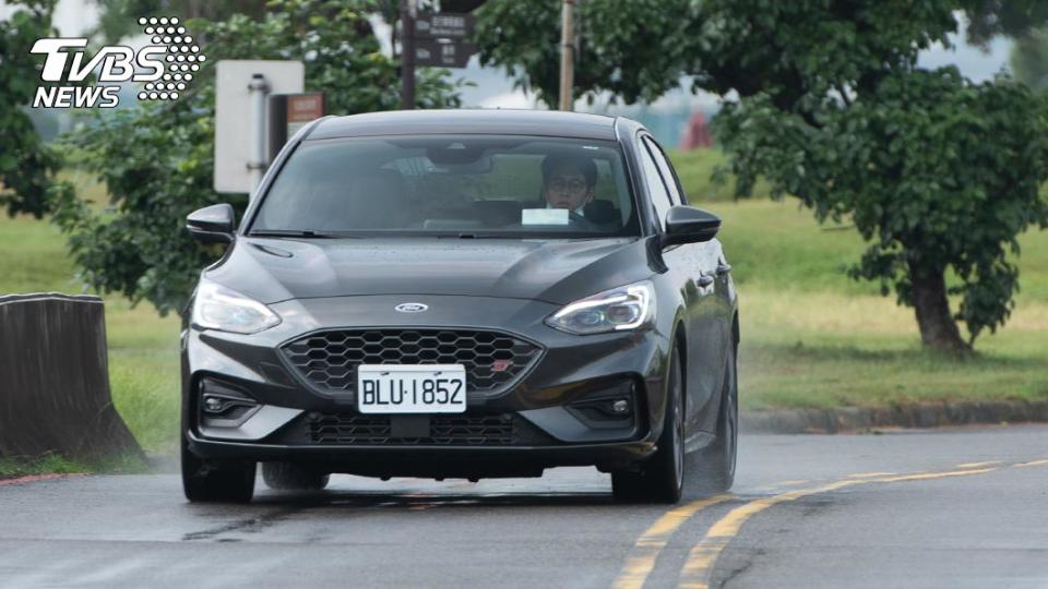 Ford Focus ST原本的避震器反應就已經偏向硬朗，透過模式的切換則更能帶來更斯巴達的駕馭感受。(圖片來源/ TVBS)