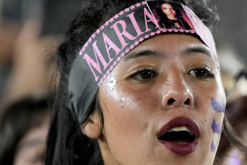 Una fan espera el comienzo del concierto de la cantante argentina y antigua YouTuber María Becerra en el estadio River Plate en Buenos Aires, Argentina, el viernes 22 de marzo de 2024. (Foto AP/Natacha Pisarenko)