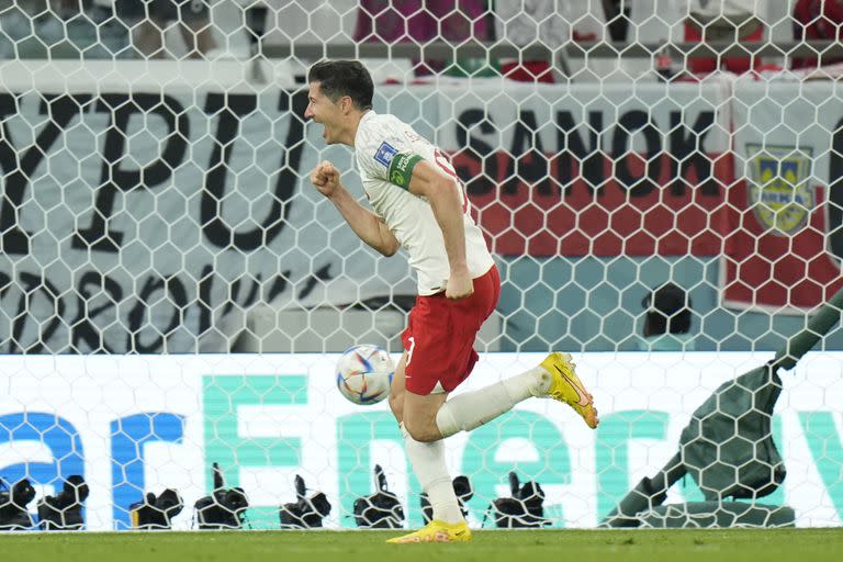 Al fin, el gran goleador: Robert Lewandowski marcó su primer gol en un Mundial