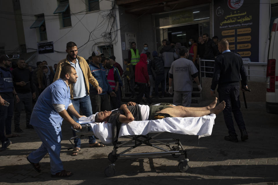 Un palestino herido en un bombardeo israelí en la Franja de Gaza llega a un hospital en Rafah, el 14 de diciembre de 2023. (AP Foto/Fatima Shbair)