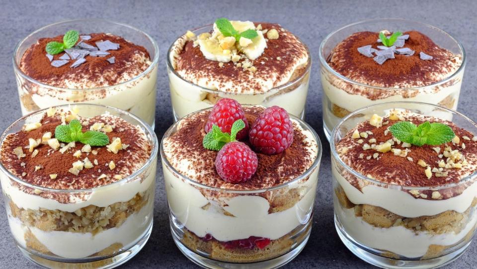 Tiramisu ist ebenfalls ein Klassiker, doch das heißt noch lange nicht, dass es auch langweilig sein muss. Denn sowohl die gewöhnliche Variante schmeckt hervorragend, als auch eine ausgefallenere Version. Wie wäre es zum Beispiel mit Erdbeer-, Weißbier- oder Hugo-Tiramisu? (Bild: iStock / Elenasfotos )