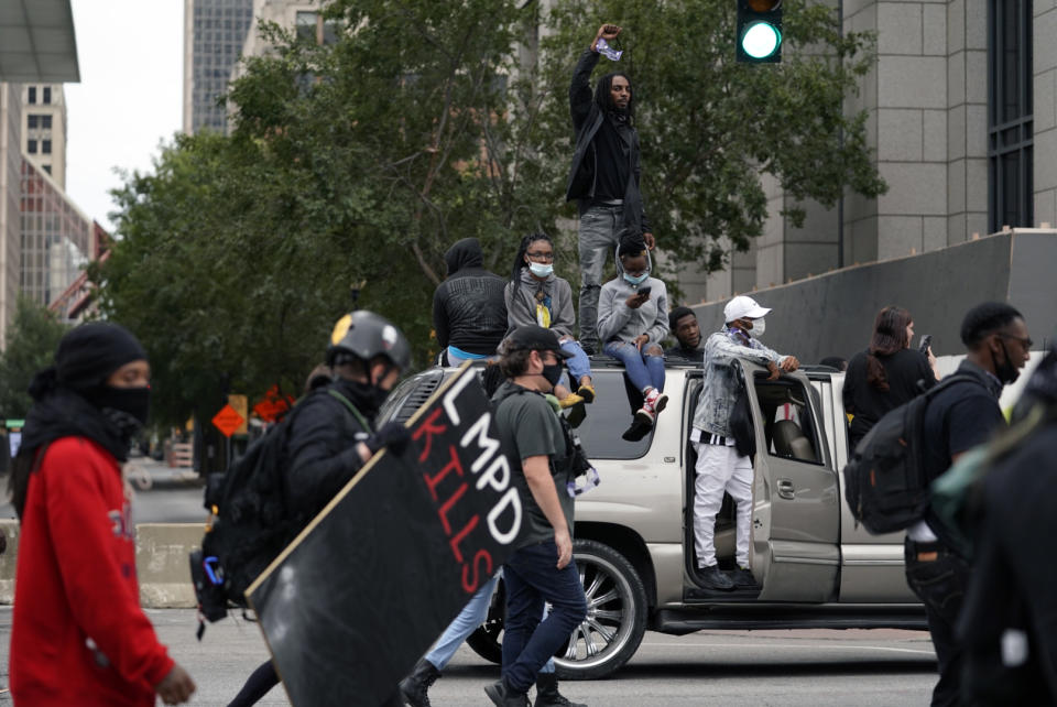 Manifestantes marchan en el centro de Louisville, Kentucky, el 23 de septiembre de 2020, el día en que un gran jurado anunció los cargos en el caso de Breonna Taylor. (Whitney Curtis/The New York Times).