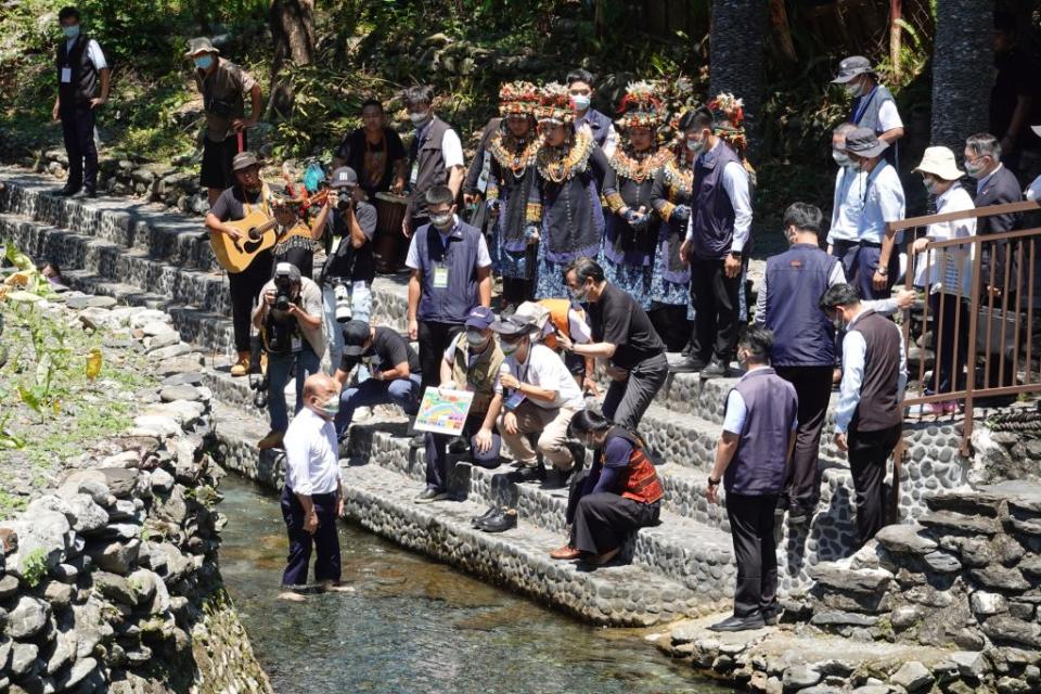 屏東二峰圳工程步入一世紀，縣府二十三日在喜樂發發吾森林公園舉辦百年紀念典禮。（中央社）