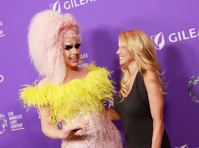 La drag queen Brian Michael Firkus Aka Trixie Mattel junto a Pamela Anderson, una de las homenajeadas en esta edición 2023 de la LGBT Center Gala (junto a la cantante Keke Palmer y el fallecido actor Leslie Jordan)