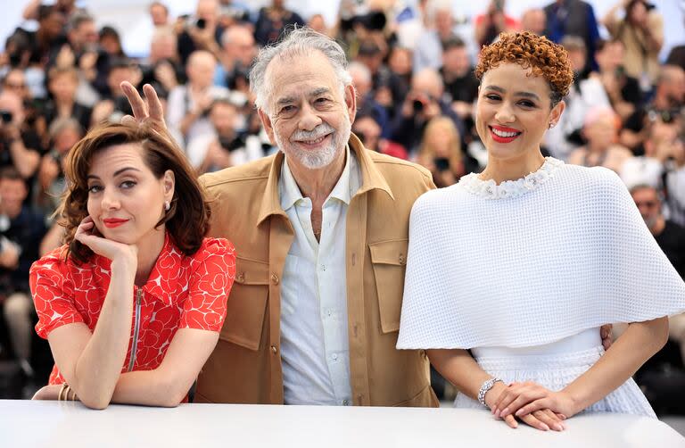 La actriz norteamericana Aubrey Plaza, Francis Ford Coppola y la actriz británica Nathalie Emmanuel posan, este viernes 17 de mayo, en el Festival de Cannes, durante una presentación de Megalópolis