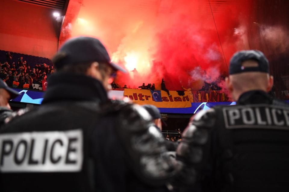 Les supporters du Galatasaray en parcage visiteurs n'ont pas hésité à craquer plusieurs fumigènes, sous les yeux des forces de l'ordre. (crédit AFP)