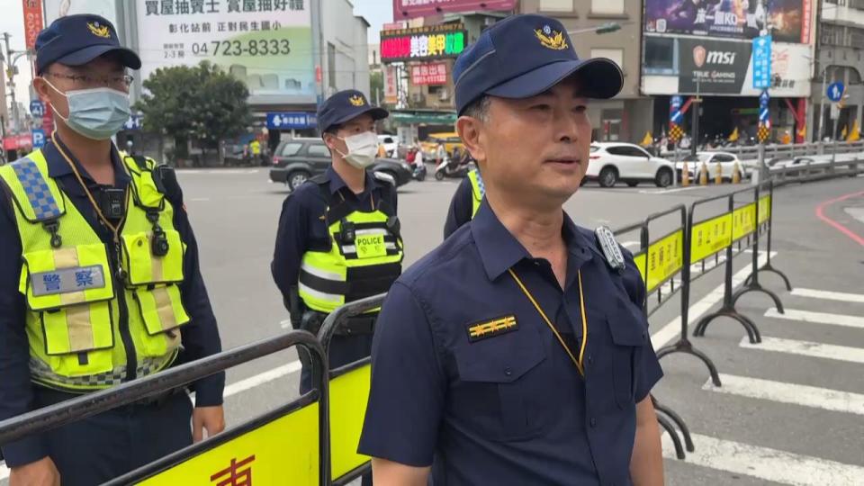 ▲彰化分局副分局長王次郎表示，為了維護大甲媽祖遶境行經民生地下道，安全維護及交通順暢，警方架設910面車輛改道牌，同時部署近600名警力安全維護。（記者林明佑翻攝）