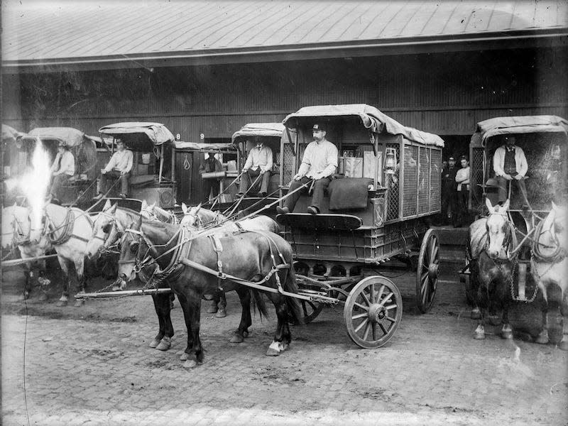 Postal workers use screen wagons in 1909