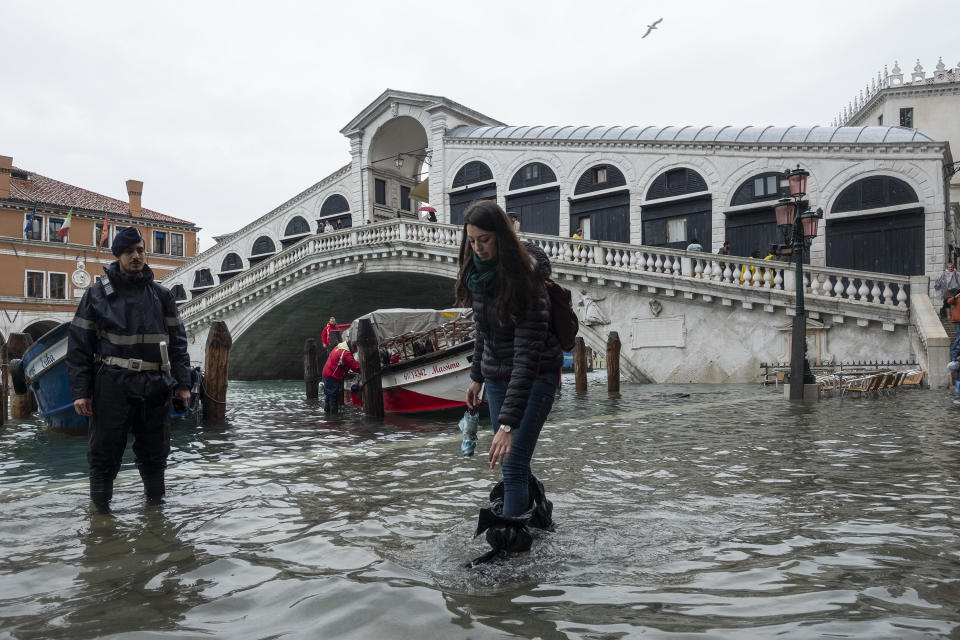 L'Amministrazione comunale di Venezia presenterà richiesta di stato di crisi alla Regione Veneto. Il sindaco Brugnaro: "Tutti i cittadini e le imprese raccolgano materiale utile a dimostrare i danni subiti con fotografie, video, documenti o altro nei prossimi giorni comunicheremo le modalità precise per la richiesta di contributo". Disposta intanto la chiusura delle scuole di Venezia e isole di ogni ordine e grado. (Photo by Stefano Mazzola/Awakening/Getty Images)