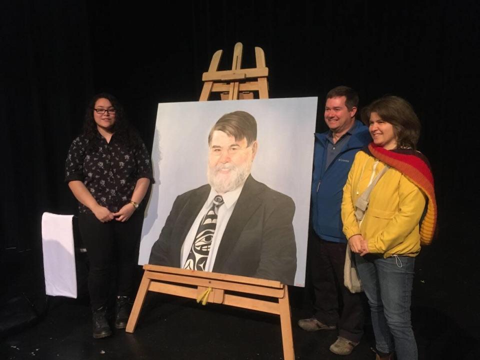 Kalem Nelson, left, then a Grade 12 student of Smithers Secondary School, attended the unveiling ceremony of the late MLA Bill Goodacre&#39;s portrait in October 2019, which they painted. Also at the ceremony were Sarah Puentes-Goodacre (right), Goodacre&#39;s daughter, and her son Murray Goodacre. (Submitted by Perry Rath - image credit)