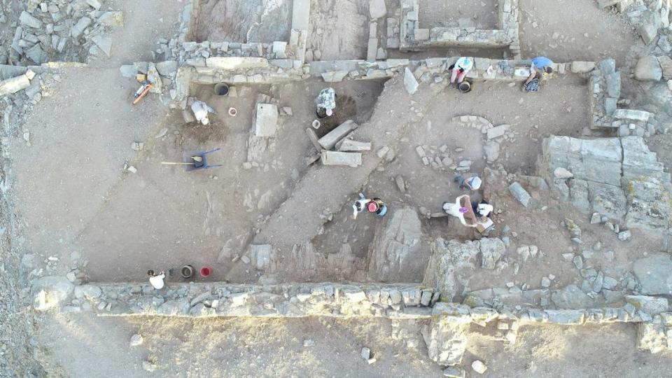 Archaeologists excavate building No. 3.