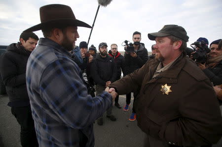 Ammon Bundy (L) meets with Harney County Sheriff David Ward along a road south of the Malheur National Wildlife Refuge near Burns, Oregon, January 7, 2016. REUTERS/Jim Urquhart