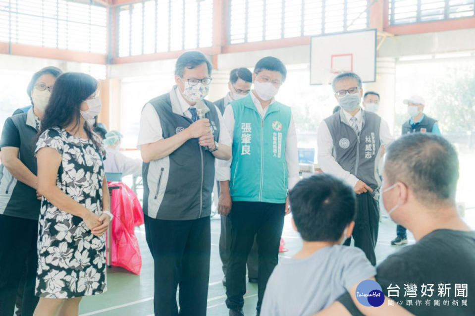 鄭市長至龍潭區雙龍國小視察嬰幼兒接種莫德納嬰幼兒疫苗情形。