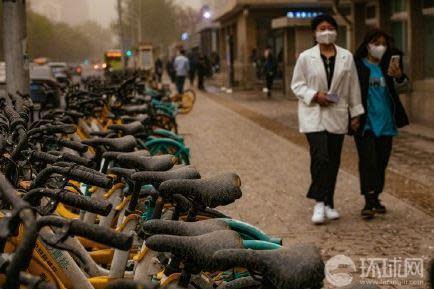 北京路邊的腳踏車，上面滿是泥巴。（翻攝環球網）