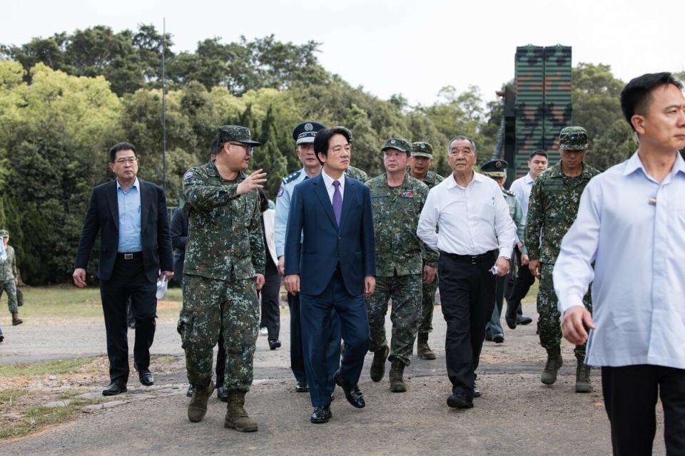  賴清德訪視空軍防空暨飛彈指揮部所屬部隊及空軍第三戰術戰鬥機聯隊。 圖：總統府提供 