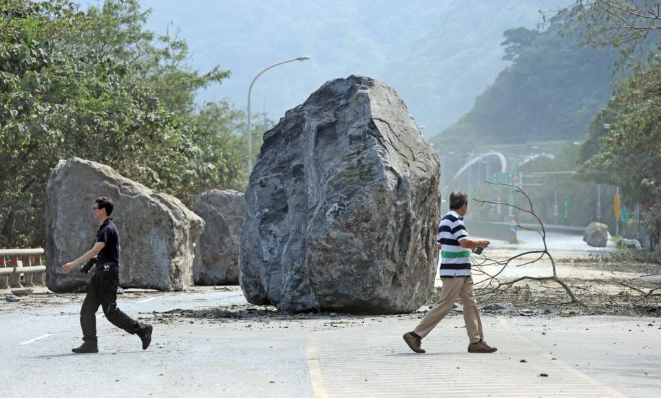 蘇花公路路段受災狀況嚴重，巨石擋路，場面怵目驚心。（記者杜建重／攝影）
