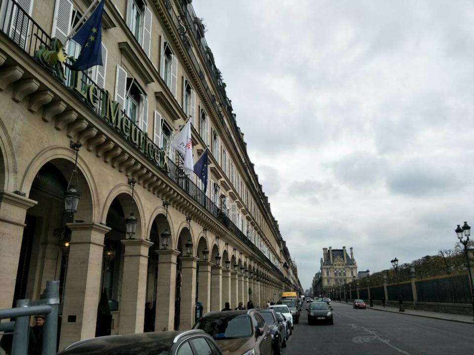 里福麗街上的摩里斯旅館今昔：這裡是四年德國佔領巴黎期間，德軍駐巴黎總部，德軍總督在此辦公。最後一任德軍總督舒提茲將軍（von Choltitz）在此被法軍俘虜，投降。摩里斯旅館外觀上，毫無任何紀念佔領期德軍總部的紀念標誌或文字，與民進黨的想法完全不同。