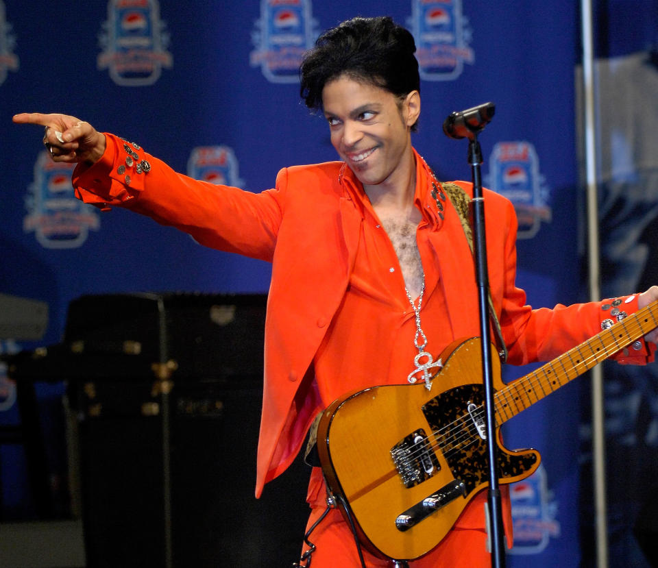 MIAMI - FEBRUARY 01:  Musician Prince performs during the Super Bowl XLI Half-Time Press Conference at the Miami Convention Center on February 1, 2007 in Miami, Florida.  (Photo by Gustavo Caballero/Getty Images)