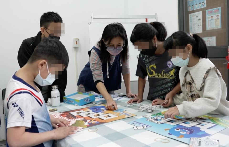 「芥助網培育成長班」透過數學遊戲引發孩子的興趣與學習力。(芥菜種會提供)