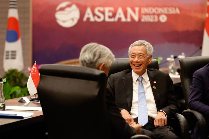 新加坡總理李顯龍展示其招牌笑容。 (WILLY KURNIAWAN / POOL / AFP) (Photo by WILLY KURNIAWAN/POOL/AFP via Getty Images)