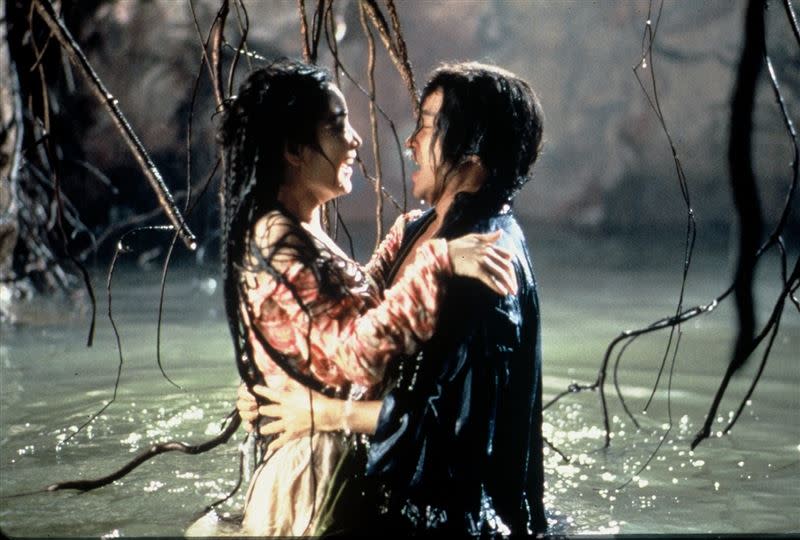 張國榮和林青霞在《白髮魔女傳》有水中激情戲。 （圖／華映提供）
