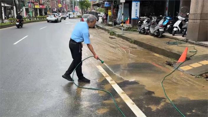 週日雨彈狂炸基隆！　街道慘變黃河　西定市場大淹水