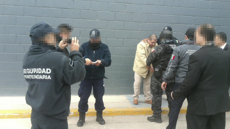 <p>CIUDAD JUAREZ, CHIHUAHUA, 19ENERO2017.- Joaquín Guzmán Loera “El Chapo” fue trasladado del penal del aeropuerto de esta ciudad a Nueva York, Estados Unidos, en cumplimiento de una orden de extradició para responder ante autoridades del país del norte por delitos relacionados con el narcotraficantes. FOTO: PGR /CUARTOSCURO.COM </p>