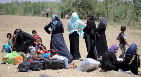 Displaced Sunni people fleeing the violence in the city of Ramadi arrive at the outskirts of Baghdad, May 16, 2015. REUTERS/Stringer