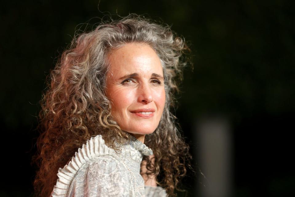 <p>Andie MacDowell war Bill Murrays Schwarm in der Kult-Komödie "Und täglich grüßt das Murmeltier" und ist mit 63 immer noch Model und ein gefragtes Kosmetik-Werbegesicht. Mittlerweile tritt ihre Tochter in ihre Fußstapfen... (Bild: Amy Sussman/Getty Images)</p> 