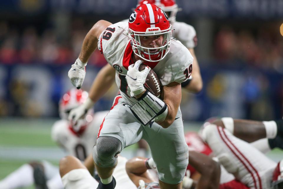 Dec 4, 2021; Atlanta, GA, USA; Georgia tight end Brock Bowers (19) scores a touchdown against the Alabama Crimson Tide in the second half during the SEC championship game at Mercedes-Benz Stadium. Brett Davis-USA TODAY Sports