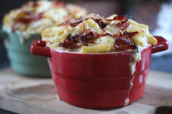 <p>Non seulement c'est un plat bon marché, mais en plus, il regorge de fromage riche en glucides. Personnalisez vos mac'n'cheese avec du jambon en suivant la recette d'Emily's Recipes and Reviews, et vous obtiendrez un remontant idéal. [Photo : Emily's Recipes & Reviews] </p>