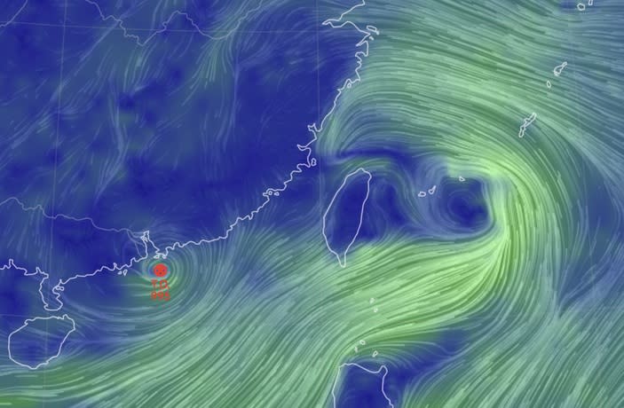 海南島附近的熱帶性低氣壓，有機會成為第九號颱風。（Earth 截圖）