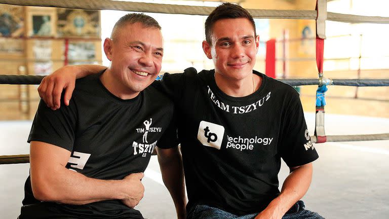 El gran Kostya Tszyu, nativo de Serov, Rusia, cumplió ya 54 años; en la imagen, con Tim Tszyu, su hijo, que nació en Sidney y tiene 28 años