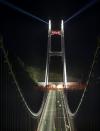 Los peatones también pueden atravesar el puente, que está iluminado de noche con 1,888 luces. (Foto: Top Photo Corporation/Rex / Rex USA)