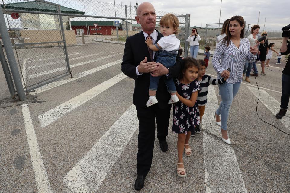 EDS NOTE : SPANISH LAW REQUIRES THAT THE FACES OF MINORS ARE MASKED IN PUBLICATIONS WITHIN SPAIN. Accompanied by family members, former Venezuelan military spy chief, retired Maj. Gen. Hugo Carvajal, center, walks out of prison in Estremera, outskirts of Madrid, Spain, Sunday, Sept. 15, 2019. Spain's National Court has rejected the extradition to the United States of a former Venezuelan military spy chief accused of drug smuggling and other charges. Within hours of Monday's ruling, the court released retired Maj. Gen. Hugo Carvajal, who claimed that the extradition request was politically motivated. (AP Photo/Manu Fernandez)