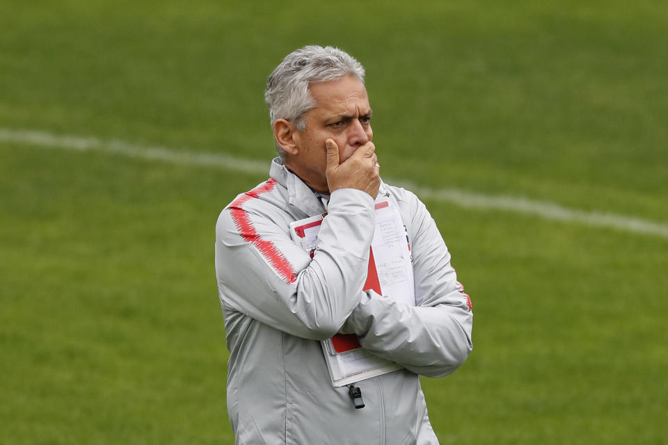 ARCHIVO - En esta foto del 5 de julio de 2019, el entonces técnico de Chile Reinaldo Rueda durante un entrenamiento en Sao Paulo, Brasil, previo a un partido de la Copa América. Rueda ha sido nombrado como nuevo técnico de Colombia. (AP Foto/Nelson Antoine, archivo)