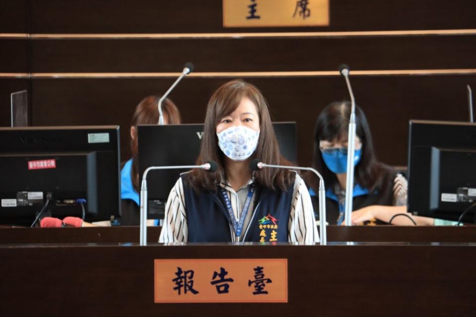 主計處長林淑勤針對台中市總預算案收入編製情形，進行報告。（記者徐義雄攝）