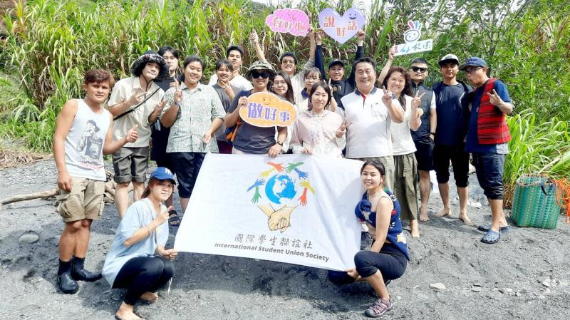 明道大學國際生訪廬山部落　體驗原民文化與淨山服務