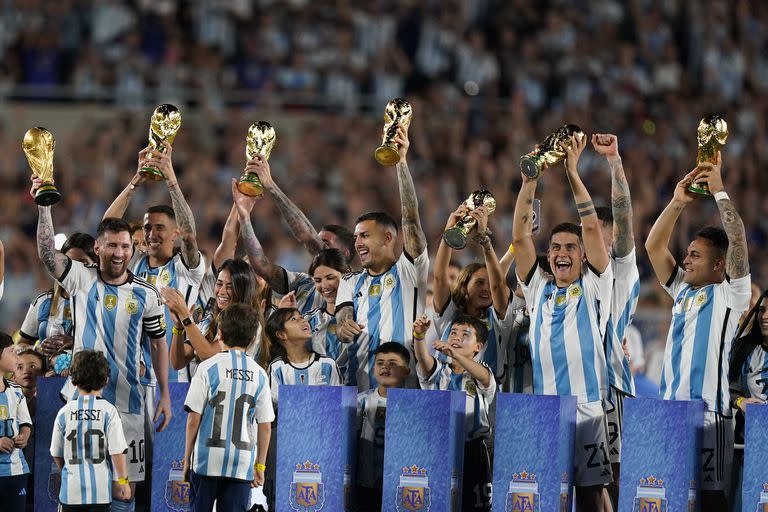 Lionel Messi levanta la Copa del Mundo en el estadio Monumental en marzo, junto a sus compañeros: volverán a jugar este jueves ante Ecuador en ese estadio