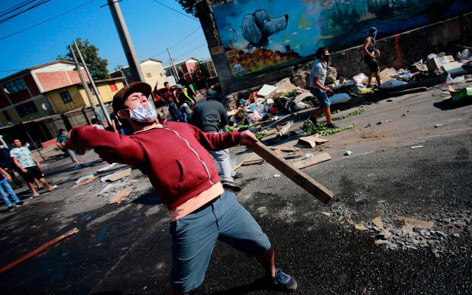 Locals from El Bosque clash with police - Pablo Rojas / AFP